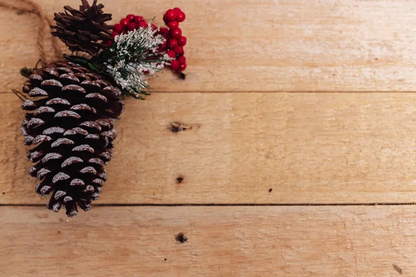 Uma Decoração Natal Com Cone Pinho Bagas Vermelhas Uma Mesa — Fotografia de Stock