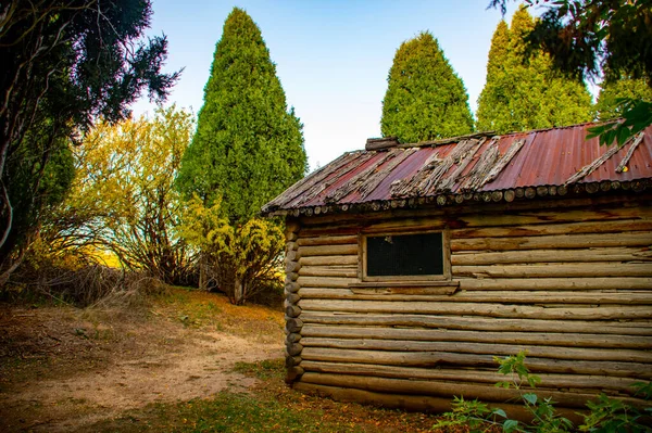 在一个阳光明媚的乡村 一个用原木围成的小木屋 — 图库照片