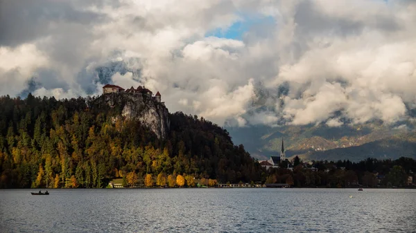 Slovenya Bulutlu Bir Gökyüzünün Altında Ağaçlarla Çevrili Büyüleyici Bir Göl — Stok fotoğraf