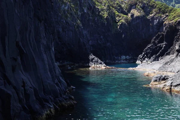 Eine Schöne Szene Eines Flusses Durch Felsige Berge — Stockfoto