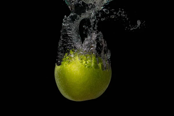 Студийный Снимок Зеленого Яблока Тонущего Чистой Воде Черном Фоне — стоковое фото