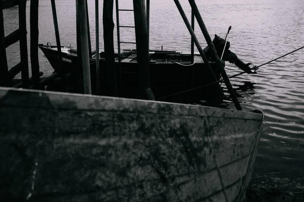 Göldeki Eski Bir Teknenin Gri Pulu — Stok fotoğraf