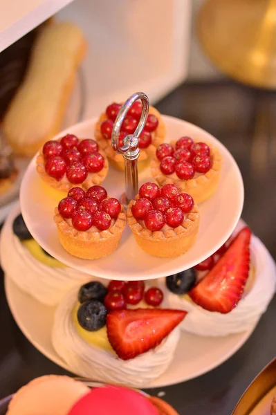 プレートに果物とおいしいお菓子のクローズアップショット — ストック写真