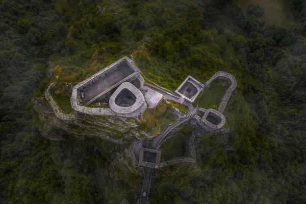 Una Vista Aérea Antiguas Ruinas Escondidas Una Zona Rural Rodeada — Foto de Stock