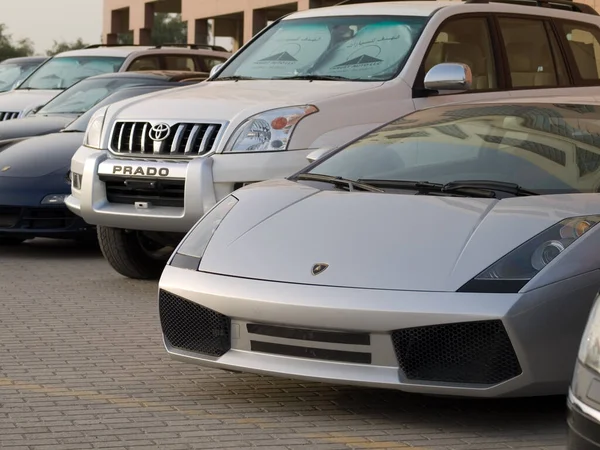 Μια Lamborghini Gallardo Και Ένα Toyota Prado Σταθμευμένα Στο Ντουμπάι — Φωτογραφία Αρχείου