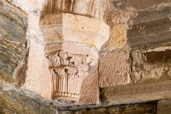 西班牙卡拉塞多圣玛丽修道院中世纪小礼拜堂中的一个详细的罗曼式冠冕 — 图库照片