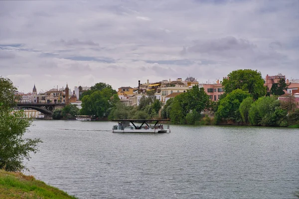 Ein Boot Fluss Unter Bewölktem Himmel Sevilla Spanien — Stockfoto
