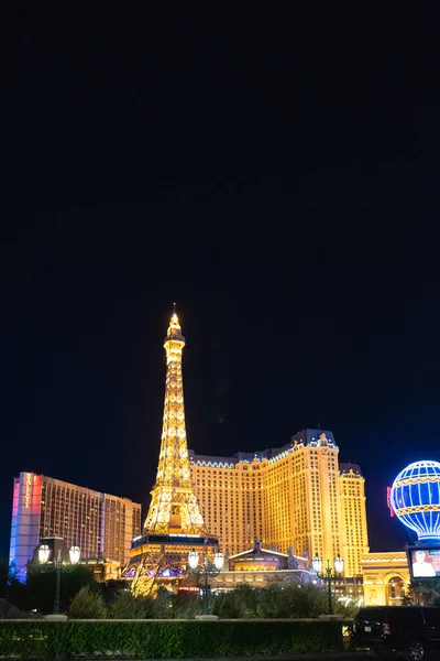 Una Toma Nocturna Vertical Torre Eiffel Frente Hotel Casino París — Foto de Stock