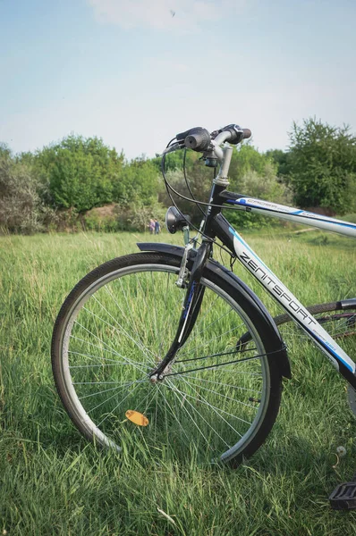 Close Uma Bicicleta Trekking Grama Verde Poznan Polônia — Fotografia de Stock