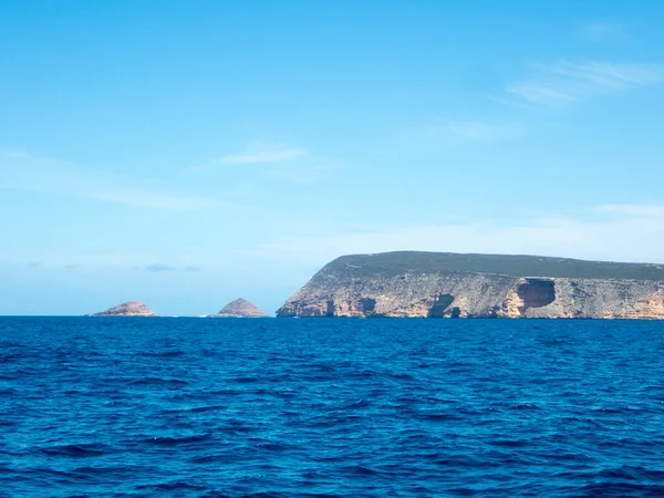 Una Vista Panoramica Oceano Blu Circondato Colline Rocciose Uno Sfondo — Foto Stock