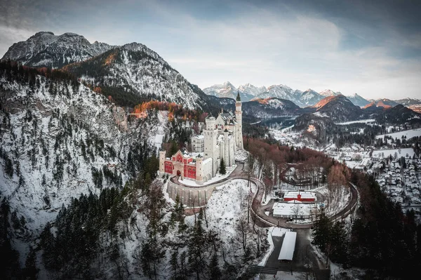 Pintoresco Plano Del Castillo Neuschwanstein Alemania Rodeado Bosques Nevados Montaña — Foto de Stock