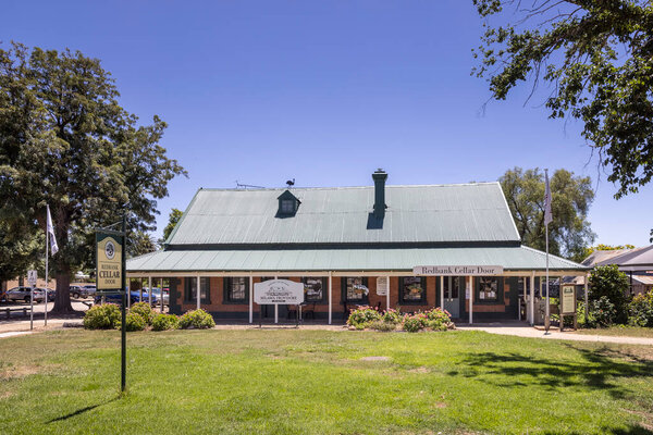 20 декабря 2020 года Milawa Australia: продовольственный магазин Milawa Providore и винный погреб Redbank Cellars в Милаве, штат Виктория, Австралия