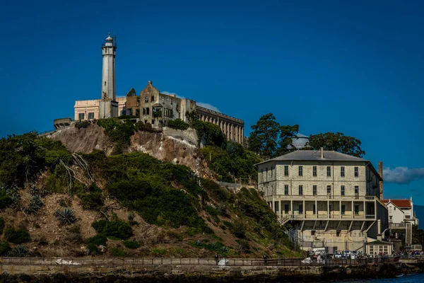 Eine Schöne Szene Eines Gebäudes Alcatraz Island Usa Mit Blauem — Stockfoto