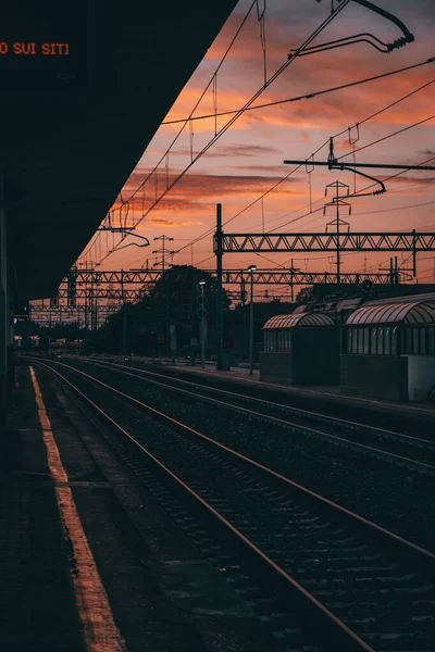 Tiro Vertical Uma Estação Ferroviária Noite — Fotografia de Stock