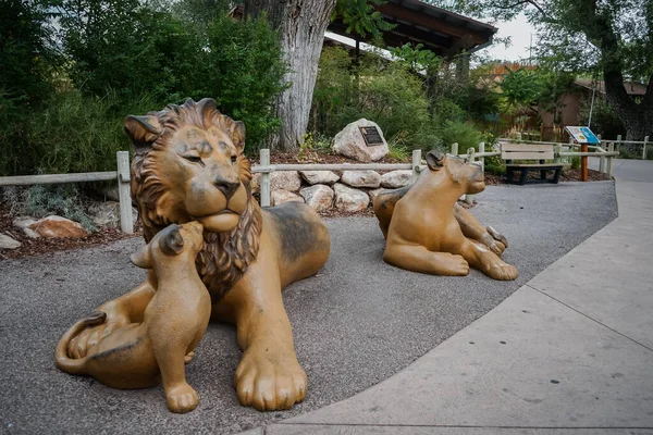 ユタ州ソルトレイクシティの動物園でライオンの家族の彫刻 — ストック写真