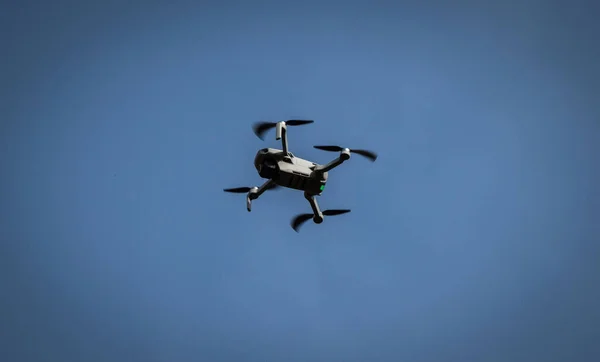 Plan Angle Bas Petit Drone Volant Dans Les Airs Sous — Photo