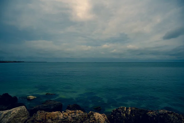 Beautiful Scene Sea Shore Cloudy Day Gray Sky Horizon — Stock Photo, Image