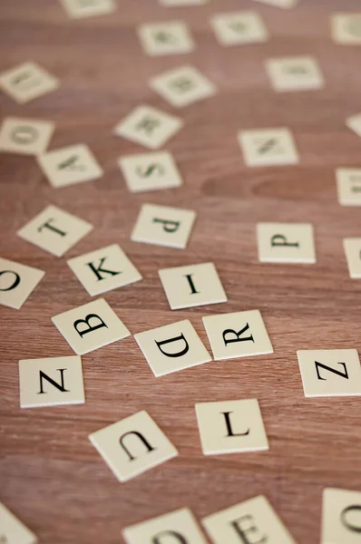 Eine Selektive Fokusaufnahme Der Englischen Buchstaben Auf Einem Braunen Holztisch — Stockfoto