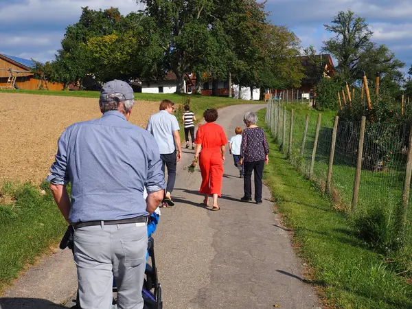 Uma Grande Família Caminhando Dia Ensolarado Para Katharinenhof Deisendorf — Fotografia de Stock