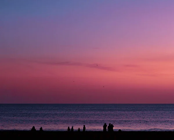 Een Silhouet Van Toeristen Genietend Van Prachtige Zonsondergang Het Strand — Stockfoto