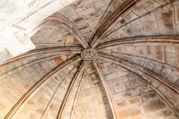 西班牙卡拉塞多圣玛丽修道院王宫的一个拱顶细部的低角度摄影 — 图库照片