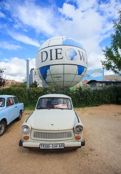 Een Trabi Safari Wagon Voor Die Welt Ballon Berlijn Duitsland — Stockfoto