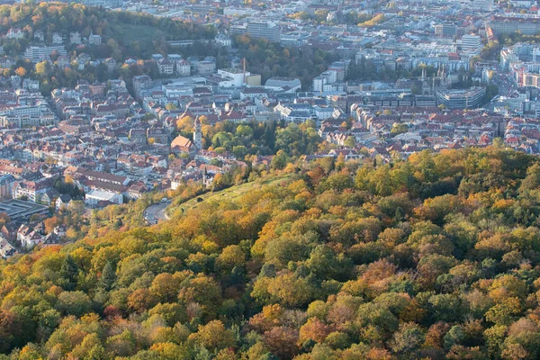 ドイツのシュトゥットガルトの街並に隣接する森林の空中写真 — ストック写真