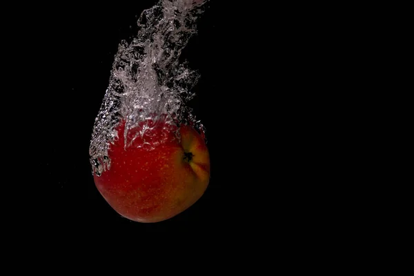 Primer Plano Una Manzana Roja Agua Sobre Fondo Negro —  Fotos de Stock