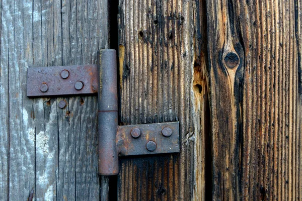 Tiro Close Uma Velha Dobradiça Enferrujada Uma Porta Madeira — Fotografia de Stock