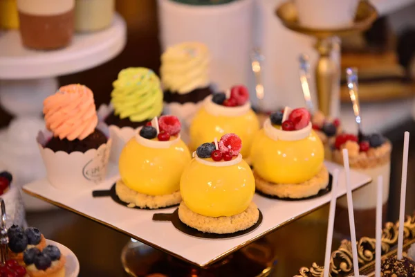 Egy Közeli Kép Édességekről Csészés Süteményekről Tányérokban Egy Asztalon Egy — Stock Fotó