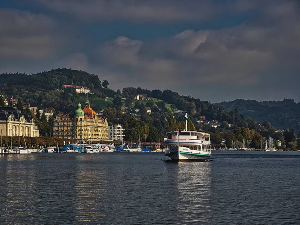 スイスの建物や丘に囲まれたルツェルン湖の船の風景 — ストック写真
