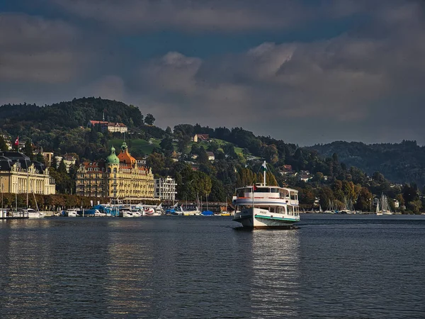 Krajina Lodí Jezeře Lucerne Obklopen Budovami Kopci Švýcarsku — Stock fotografie