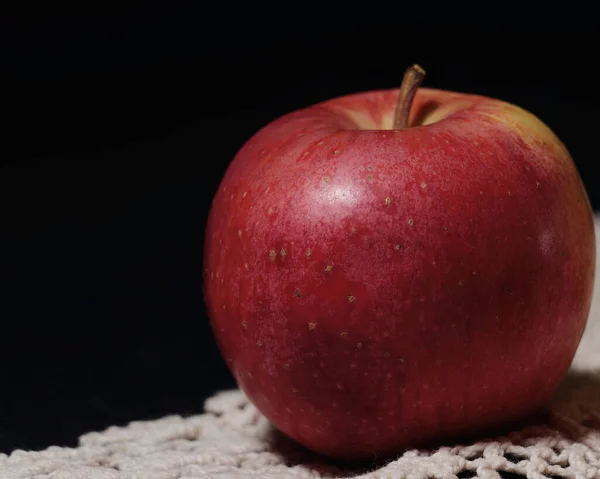 Detailní Záběr Červené Zralé Čerstvé Organické Zdravé Chutné Jablko Bílém — Stock fotografie