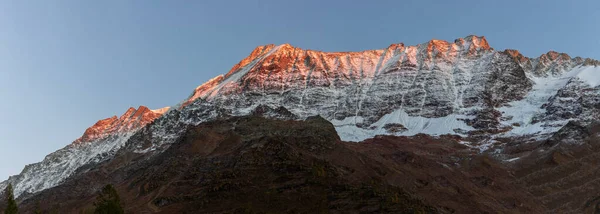 Panoramiczny Widok Pomarańczowy Zachód Słońca Alpglow Łańcuchu Górskim Valais Loetschental — Zdjęcie stockowe