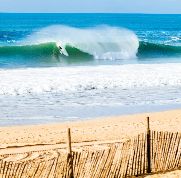 Surfista Masculino Las Olas Turquesas Del Mar — Foto de Stock