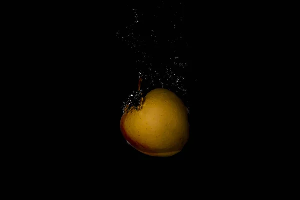 Une Pomme Avec Des Éclaboussures Eau Sur Fond Noir — Photo