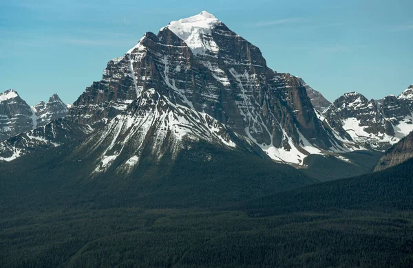Een Koel Uitzicht Een Besneeuwde Berg Onder Een Helderblauwe Lucht — Stockfoto