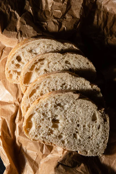 Zbliżenie Kromek Chleba Drewnianej Tacy — Zdjęcie stockowe