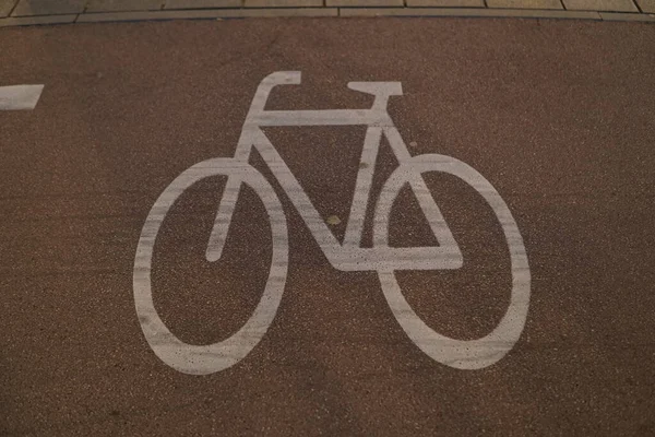 Nahaufnahme Eines Weißen Fahrradschildes Auf Der Asphaltstraße — Stockfoto