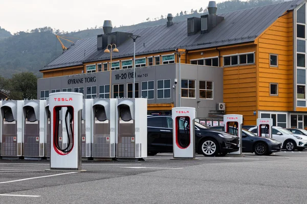 Bergen Norveç Bir Tesla Süperşarj Istasyonu — Stok fotoğraf