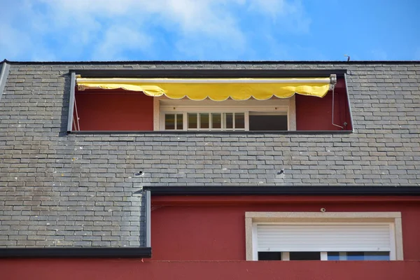 Die Schöne Aufnahme Des Roten Hauses Mit Balkon — Stockfoto