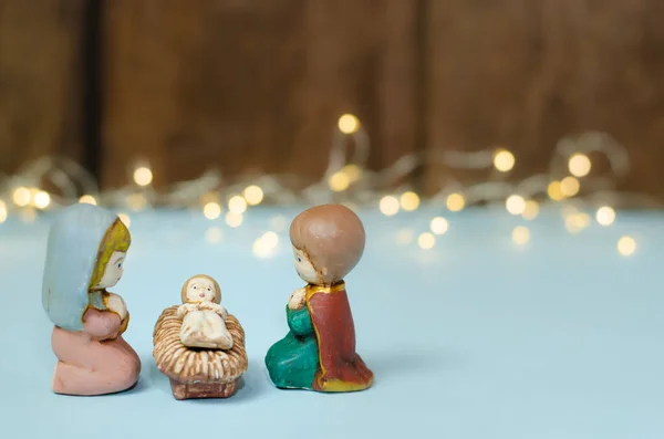 Close Mini Figuras Coloridas Cena Presépio Uma Mesa Branca Com — Fotografia de Stock