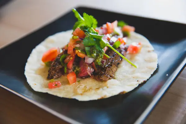 Egy Közelkép Finom Carne Asada Taco Egy Fekete Tányéron — Stock Fotó