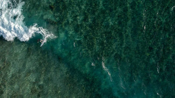 Вид Воздуха Мужчину Серфера Катающегося Огромных Волнах — стоковое фото