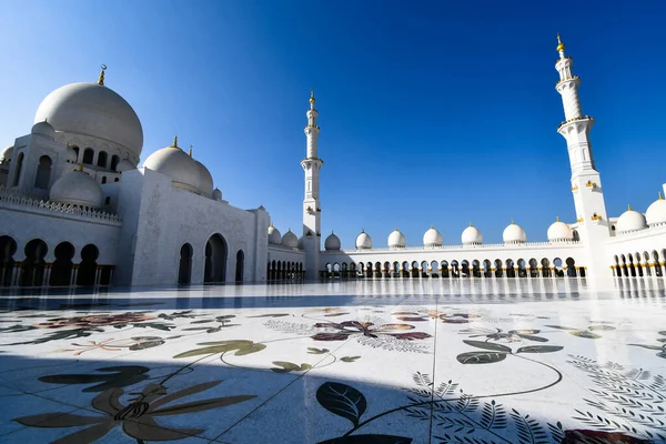シェイク ザイド グランド モスク アブダビ アラブ首長国連邦の側低角度ショット — ストック写真