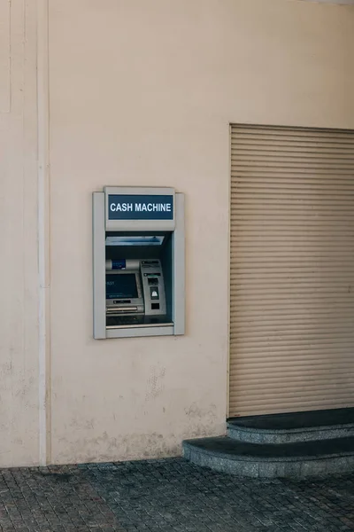 Tiro Vertical Uma Máquina Atm Bloco Branco Parede — Fotografia de Stock