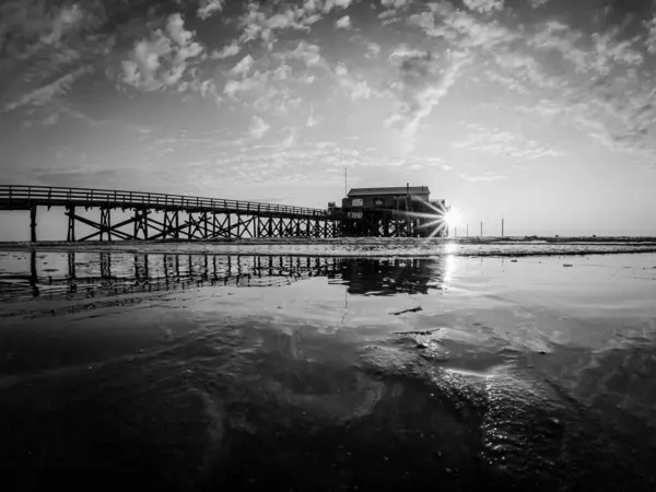 Plan Niveaux Gris Une Jetée Sous Ciel Nuageux — Photo