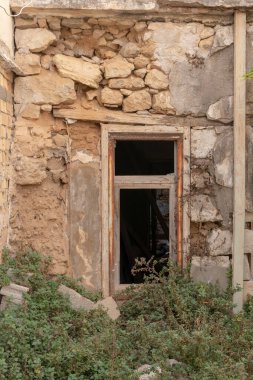 Eski bir binanın dikey görüntüsü