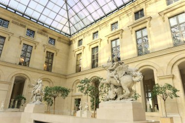 Paris, Fransa 'daki Louvre Müzesi' nin Richelieu Kanadı 'ndaki Cour Marly avlusundaki mermer heykeller.
