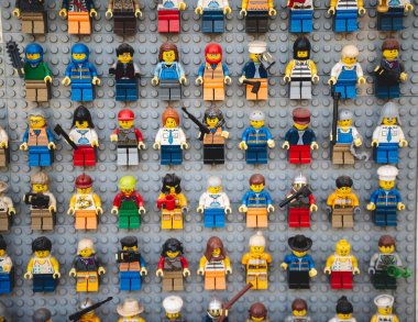 Mağazadaki ünlü Lego karakterleri.